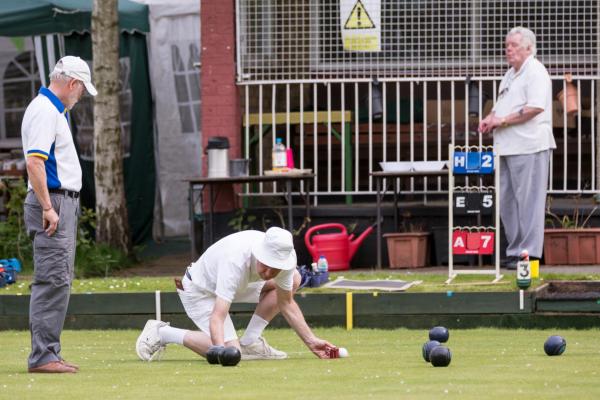Francis Drake Bowls Club, Hilly Fields, Brockley, SE4 1QE. Its close! Rob gets out the measure