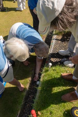 Francis Drake Bowls Club, Hilly Fields, Brockley, SE4 1QE. Measuring for shot when the jack goes in the ditch