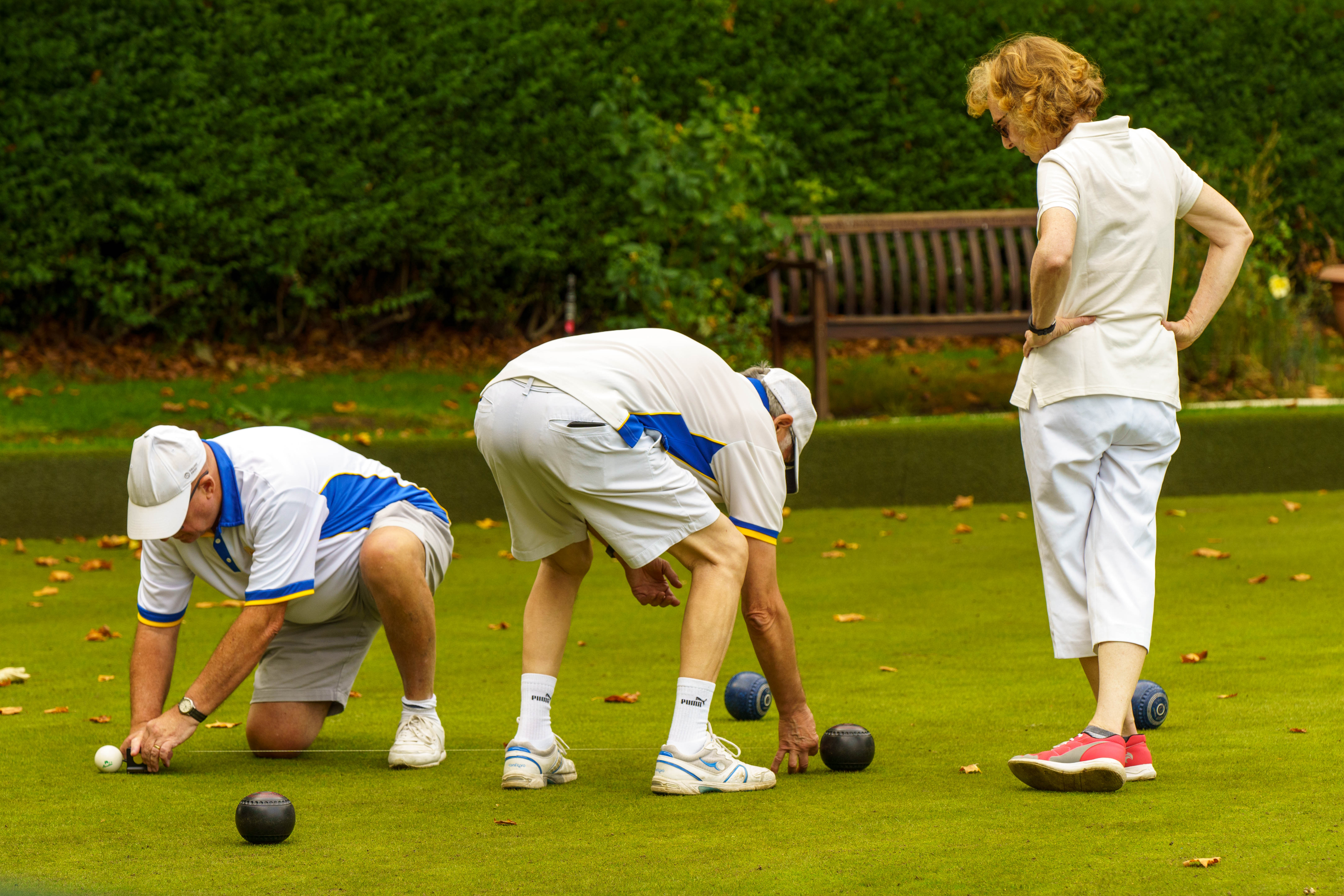 Francis Drake Bowls Club, Hilly Fields, Brockley, SE4 1QE. Gardiners Cup, measuring on last end